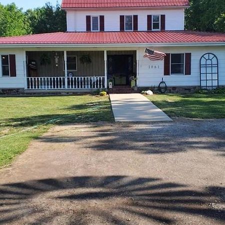 The Farmhouse Inn Guest House Nappanee Екстериор снимка