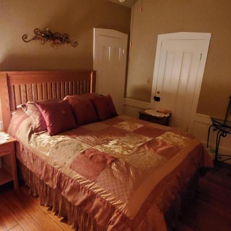 The Farmhouse Inn Guest House Nappanee Екстериор снимка