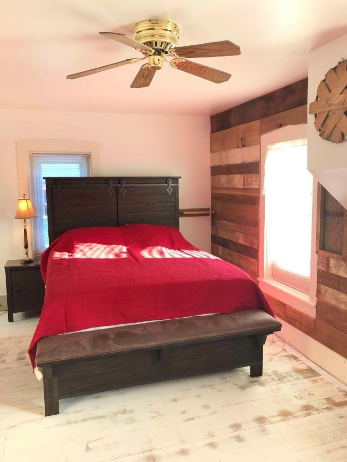 The Farmhouse Inn Guest House Nappanee Екстериор снимка