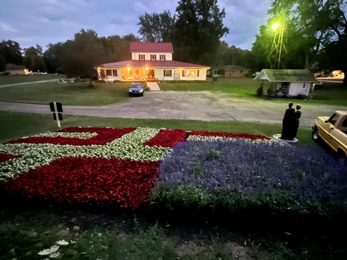 The Farmhouse Inn Guest House Nappanee Екстериор снимка