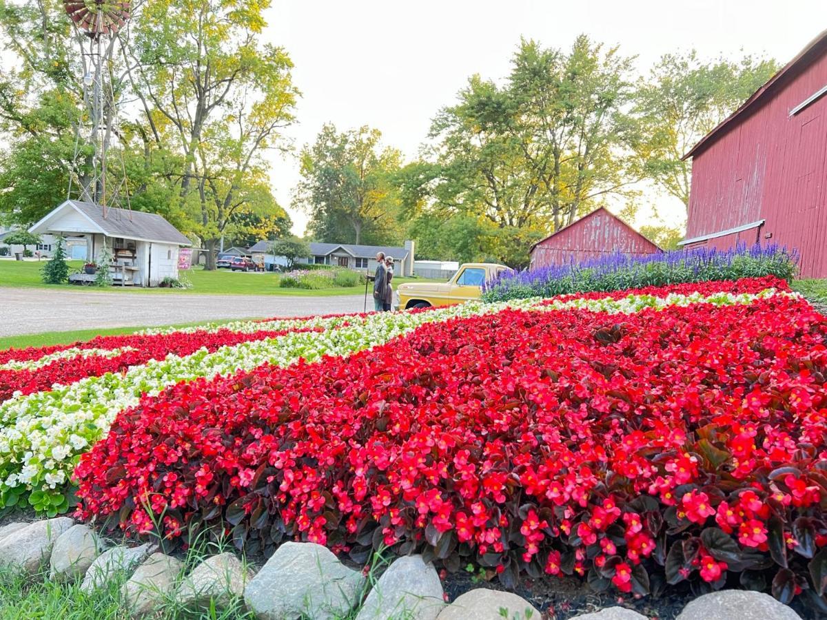 The Farmhouse Inn Guest House Nappanee Екстериор снимка