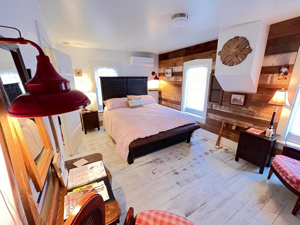 The Farmhouse Inn Guest House Nappanee Екстериор снимка