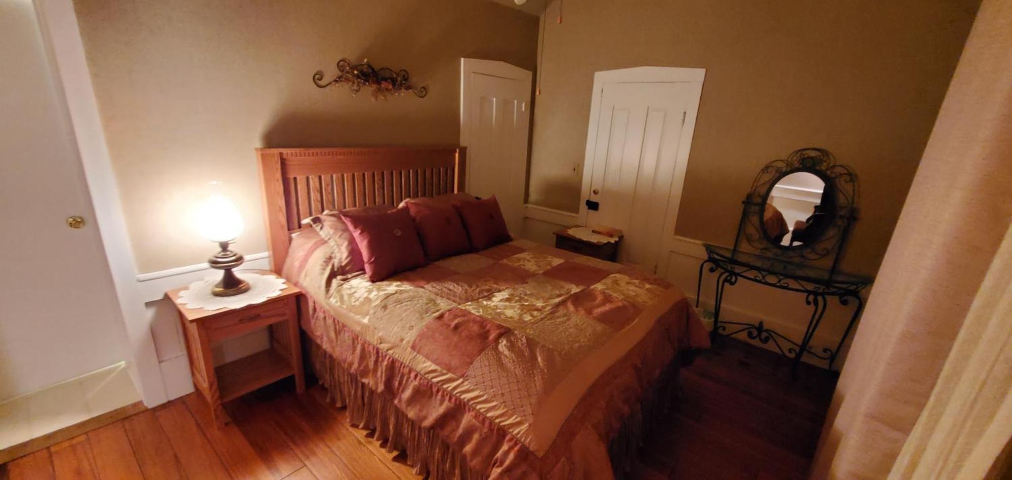 The Farmhouse Inn Guest House Nappanee Екстериор снимка